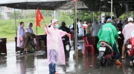 TP. Cần Thơ: Tình nguyện viên dầm mưa hỗ trợ phòng chống dịch