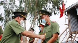 An Giang: Cán bộ chiến sĩ nhận quân hàm và kết nạp Đảng tại chốt phòng, chống dịch trên tuyến biên giới