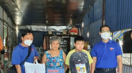 Tạp chí Gia Đình Việt Nam tặng quà cho học sinh, người lao động khó khăn