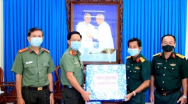 Công an An Giang thăm, tặng trang thiết bị y tế cho Bộ Chỉ huy quân sự tỉnh