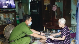 Công an phường An Hòa - TP Cần Thơ tặng 100 phần quà cho người dân