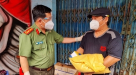 Công an An Giang: Trao 2.000 túi thuốc, 25 tấn gạo cho người dân huyện Phú Tân