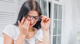 Tại sao bạn bị chóng mặt và nhức đầu khi đeo kính cận?