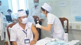 Vĩnh Long tiêm vaccine mũi 3 cho lực lượng tuyến đầu chống dịch