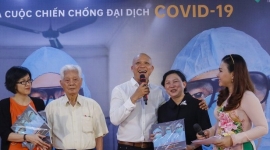 Nghệ sĩ nhiếp ảnh Nguyễn Á ra mắt 2 cuốn sách “Chúng tôi là Việt Nam” và “Sài Gòn ngoan cường”