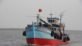 Bộ đội biên phòng Sóc Trăng tiếp nhận 2 ngư dân gặp nạn trên biển