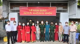 Bộ Chỉ huy Quân sự tỉnh Kiên Giang bàn giao nhà đồng đội cho dân quân tự vệ dịp Tết Nguyên đán 2022