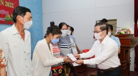 Huyện Phong Điền - TP Cần Thơ trao tặng 200 phần quà Tết cho người dân khó khăn