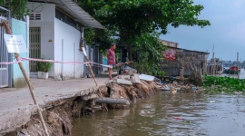 Cần Thơ: Sông Ô Môn sạt lở cuốn trôi 4 căn nhà xuống sông