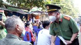 Giám đốc Công an tỉnh An Giang thăm hỏi và trao tiền hỗ trợ 52 tiểu thương bị hỏa hoạn