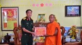 Kiên Giang: Bộ Chỉ huy quân sự thăm, tặng quà tại các chùa nhân dịp Tết cổ truyền Chôl Chnăm Thmây 2022