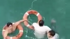 Kiên Giang: Thất tình thanh niên nhảy xuống biển khi tàu đang chạy