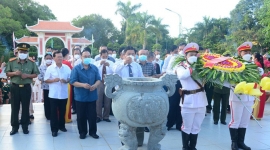 Cà Mau: Dâng hương, dâng hoa tại Khu tưởng niệm Chủ tịch Hồ Chí Minh