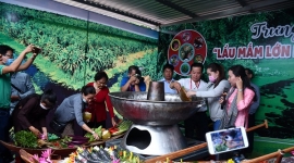 Cà Mau: Xác lập kỷ lục tổ ong và lẩu mắm lớn nhất Việt Nam