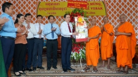 Phó Chủ tịch Thường trực Quốc hội Trần Thanh Mẫn chúc mừng Đại lễ Phật đản tại Cần Thơ