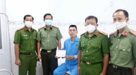 Lãnh đạo Công an tỉnh An Giang thăm cán bộ chiến sĩ bị thương trên đường thực hiện nhiệm vụ
