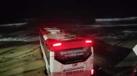 Phú Quốc: Tai nạn hy hữu xe khách “bay” xuống bãi biển