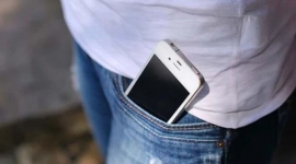 Thường xuyên để điện thoại trong túi quần có gây vô sinh không?