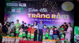 Cần Thơ: Trẻ em phường Hưng Phú vui tươi bên chú cuội chị hằng trong chương trình Đêm Hội Trăng Rằm