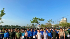 Tuổi trẻ Ninh Kiều ra quân làm sạch bờ kè Hồ Búng Xáng