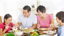Ăn cơm nhà giảm tới hơn 50% nguy cơ tử vong so với thường xuyên ăn quán