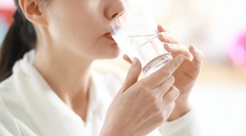 Uống nước trước hay sau khi đánh răng, cách nào tốt hơn?
