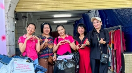 Siêu thị yêu thương tại Bến Ninh Kiều thu hút đông du khách đến ủng hộ, mua sắm