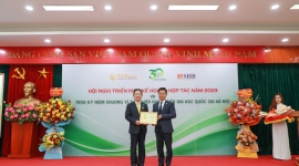 Doanh nhân Đỗ Quang Hiển nhận kỷ niệm chương vì sự nghiệp phát triển ĐHQG Hà Nội