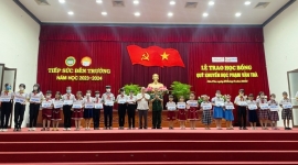 Cần Thơ: Quỹ Khuyến học Phạm Văn Trà tiếp sức đến trường cho học sinh khó khăn
