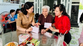 Đoàn công tác trung ương Hội LHPN Việt Nam thăm hỏi, tặng quà mẹ Việt Nam anh hùng tại TP Cần Thơ