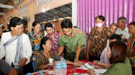Công an tỉnh An Giang khám bệnh, cấp thuốc miễn phí và tặng quà cho 600 người dân Campuchia có hoàn cảnh khó khăn