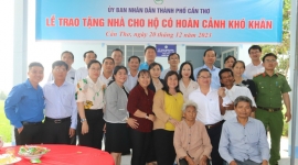 Chủ tịch UBND TP Cần Thơ Trần Việt Trường trao tặng nhà cho nông dân nghèo