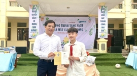 Gia đình Việt Nam tiếp bước học sinh nghèo đến trường