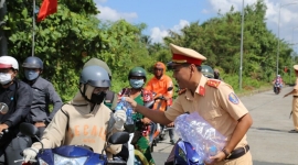 Cảnh sát giao thông Công an Sóc Trăng hỗ trợ nước uống cho người về quê nghỉ lễ