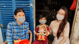 Hoa khôi Huỳnh Thúy Vi trao quà cho bà con và trẻ em có hoàn cảnh khó khăn dịp Tết Trung thu