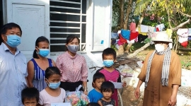 Cần Thơ: Hội Khuyến học phường Bình Thủy cùng Chùa Vạn Linh tặng quà học sinh nghèo, cận nghèo