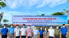 Tuổi trẻ Ninh Kiều ra quân vệ sinh môi trường khu vực hồ Bún Xáng