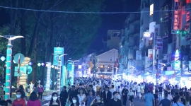 Hàng ngàn du khách đến vui chơi tại Phố đi bộ Ninh Kiều trong ngày đầu hoạt động
