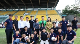 Học sinh Cần Thơ hào hứng ra sân chơi bóng cùng tuyển thủ Quang Hải