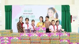 Cần Thơ: Diễn viên, ca sĩ Lê Huỳnh Bảo Ngọc giao lưu, tặng quà cho trẻ em có hoàn cảnh khó khăn