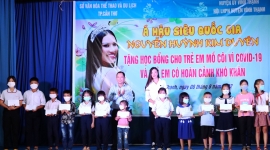Video: Á hậu siêu quốc gia Nguyễn Huỳnh Kim Duyên giản dị đi từ thiện tại quê nhà Cần Thơ