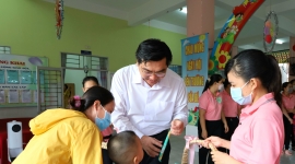 Cần Thơ: Giám đốc Sở Giáo dục và Đào tạo cùng giáo viên đón trẻ ngày đầu nhập học