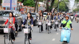Video: Thí sinh Hoa khôi Nam Bộ tặng xe đạp cho học sinh vượt khó