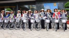 Cần Thơ: Thí sinh Hoa khôi Nam Bộ chạy xe đạp tặng quà cho học sinh vượt khó