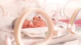 Trẻ sơ sinh tăng nguy cơ đột tử do thói quen khó bỏ của người lớn