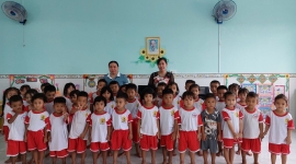 Cô giáo người Kinh gắn bó với học sinh dân tộc Khmer