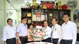 Cần Thơ: Chủ tịch Trần Việt Trường thăm, chúc mừng các nhà giáo tiêu biểu