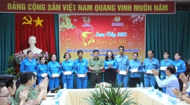 Giám đốc công an tỉnh Quảng Ninh tặng quà Tết cho công nhân, nguời lao động Cần Thơ