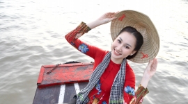 Miss Global Việt Nam 2022 - Đoàn Hồng Trang cùng hội bạn say đắm tà áo bà ba trên sông nước miền Tây