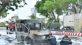 Kiên Giang: xe khách 16 chỗ cháy dữ dội ngày mùng 8 tết